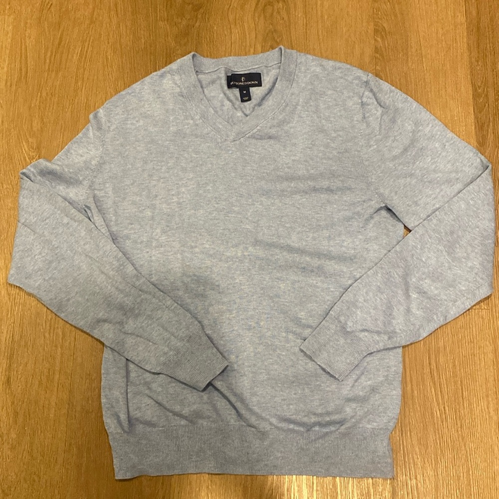 Buttoned Down Men’s V Neck light sweater - Medium